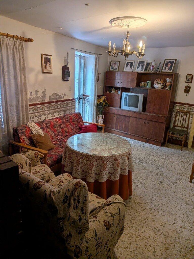 Casa de 5 dormitorios con patio y terraza en Cebolla